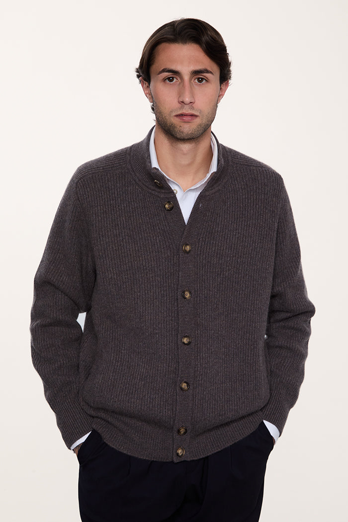 Cardigan con bottoni, lavorazione a maglia inglese in cashmere da uomo color tortora.