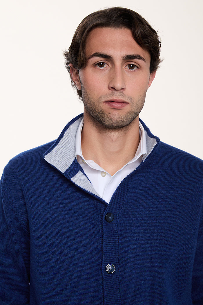 Dettaglio collo bicolore del cardigan da uomo in puro cashmere con bottoni.