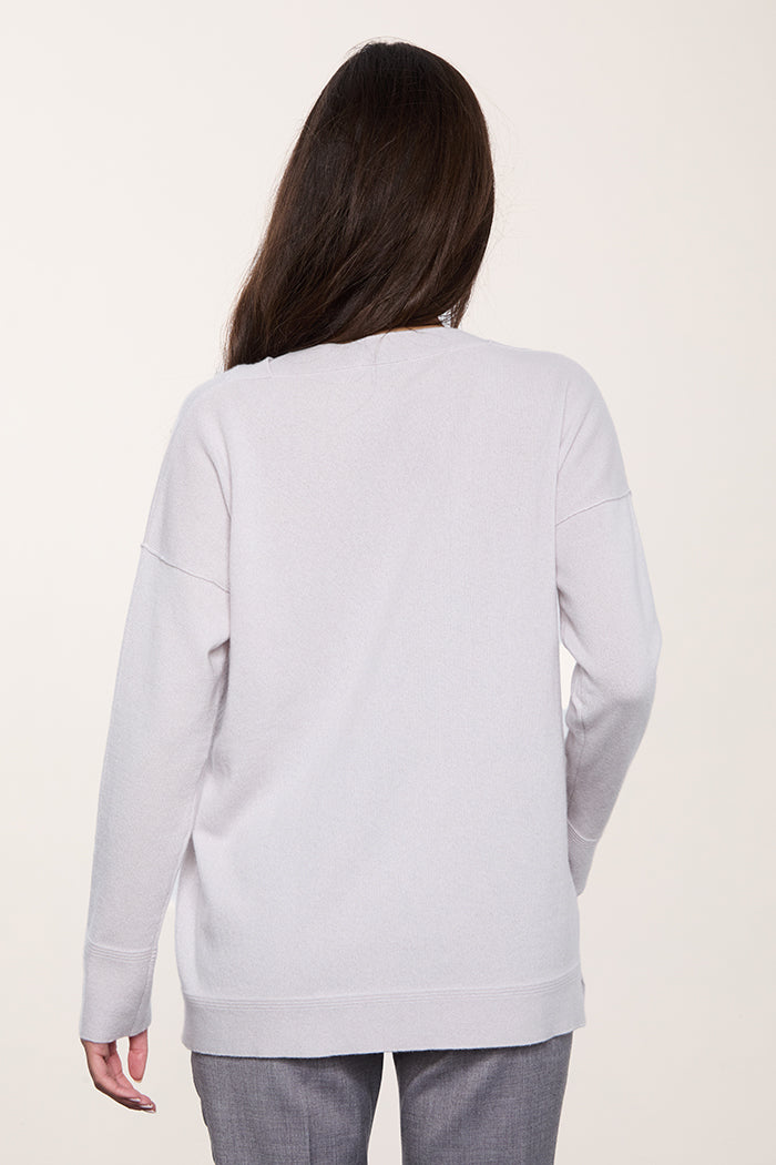 Maglione con scollo a barca e linea morbida in puro cashmere da donna.