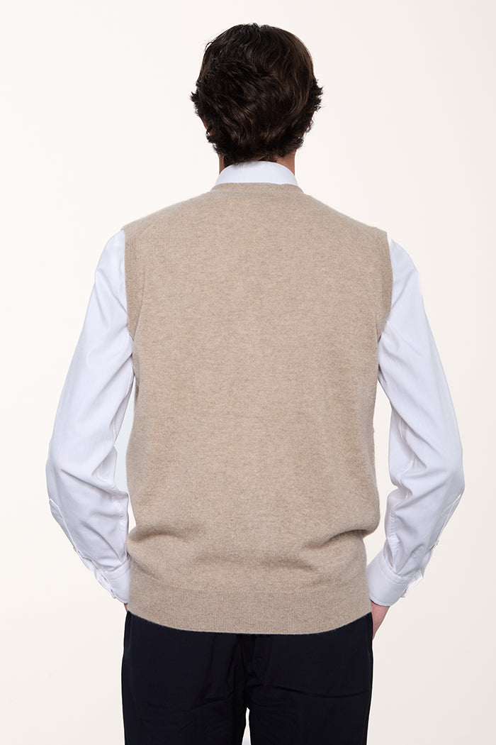 Dettaglio foto del gilet con bottoni da uomo in cashmere ad un filo, colore beige.