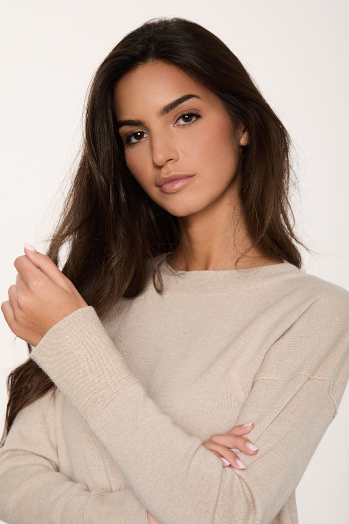 Dettaglio polso del maglione donna in puro cashmere colore beige.