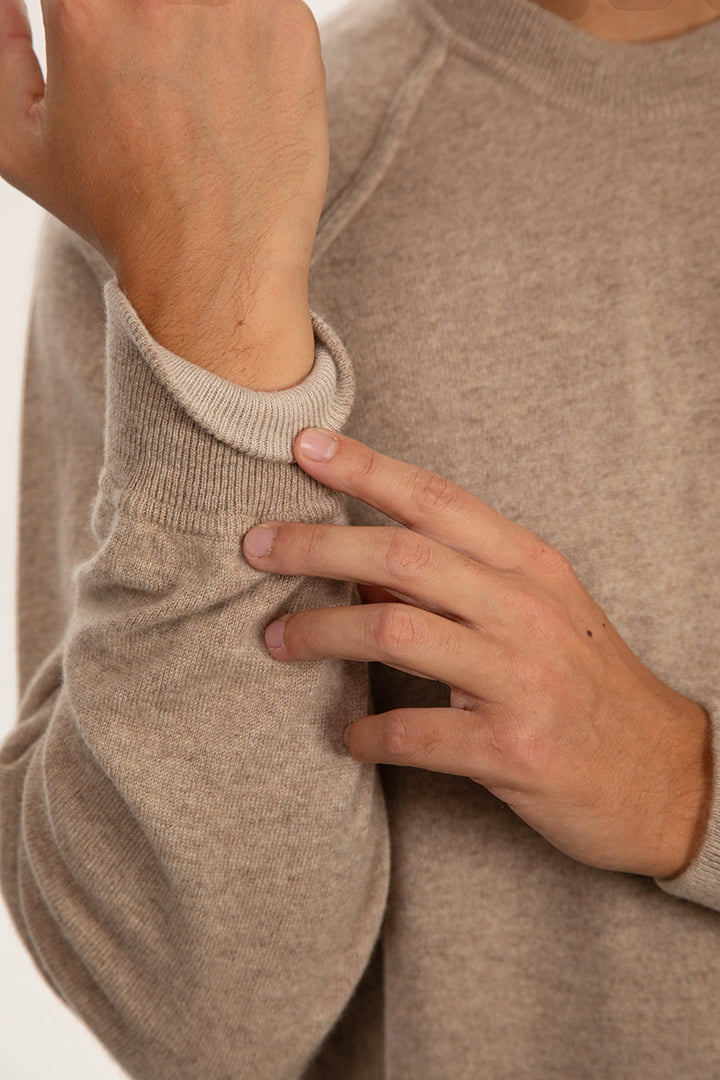 Polso bicolore della felpa girocollo uomo in puro cashmere.