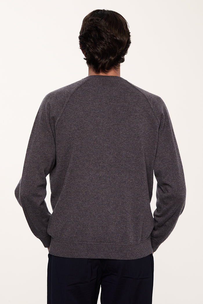 Dettaglio foto retro del maglione girocollo taglio felpa in cashmere da uomo made in Italy, color tortora.