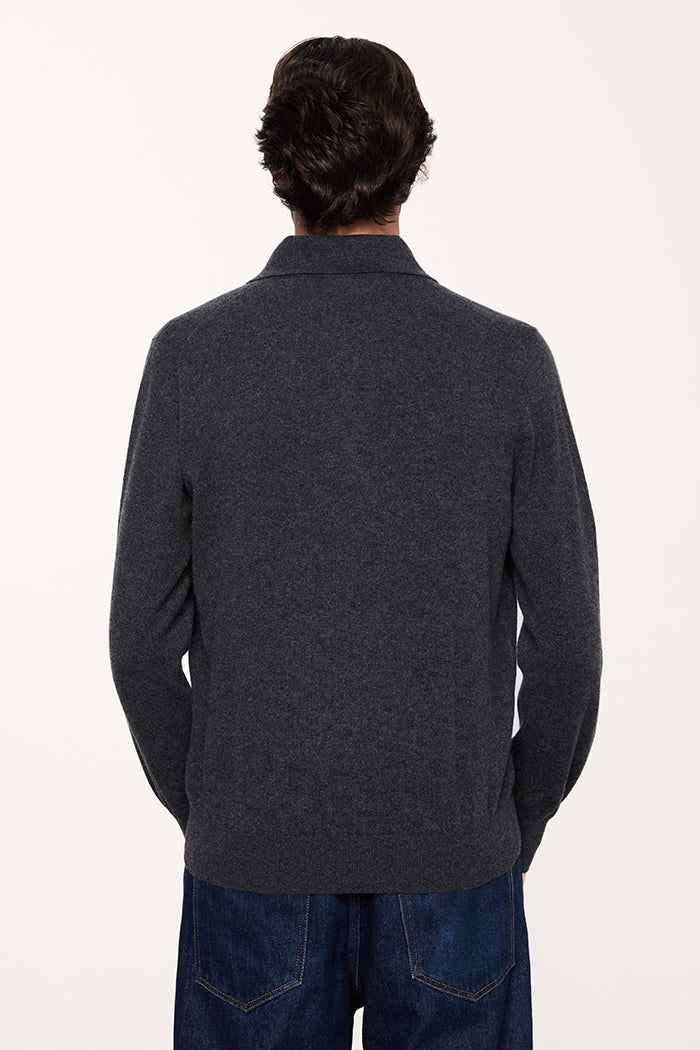 Foto dettaglio maglione a polo in puro cashmere colore grigio antracite.