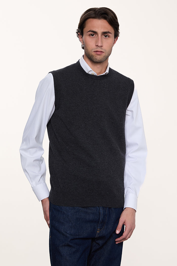 Gilet girocollo in puro cashmere made in Italy da uomo, sottogiacca color grigio antracite.