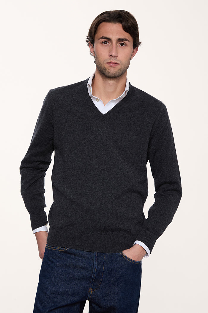 Maglione con scollo a V in cashmere made in Italy, colore grigio antracite.