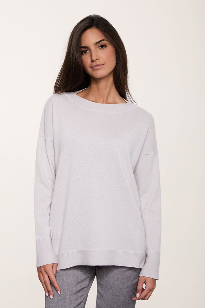 Maglione con scollo a barca in puro cashmere, dettagli links su polsi e fondo - Made in Italy.