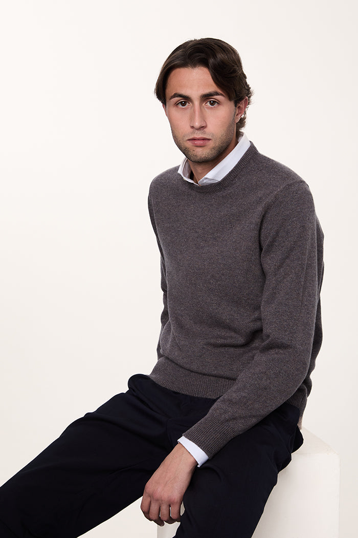 Maglione girocollo in cashmere da uomo color tortora.