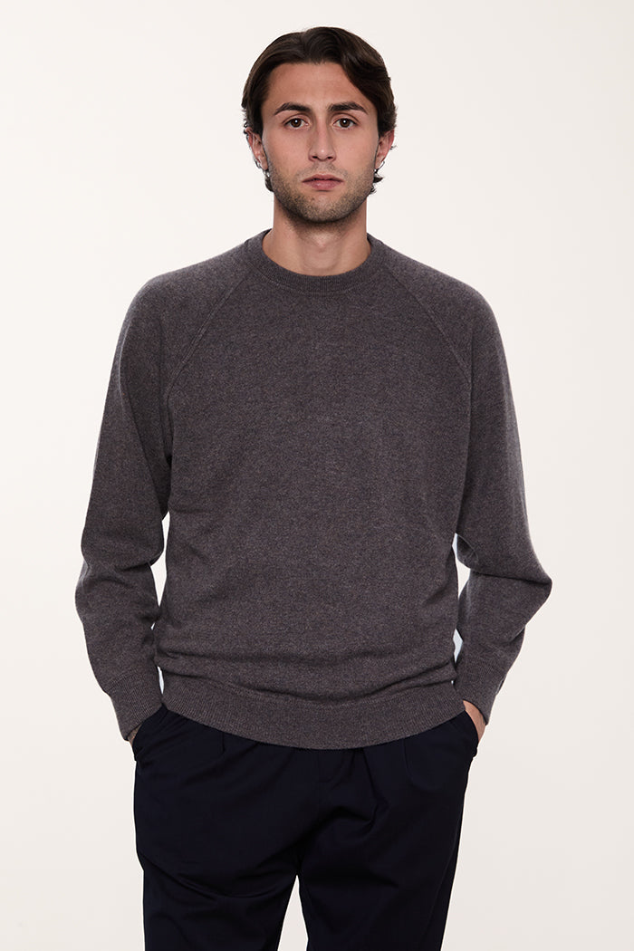 Maglione girocollo taglio felpa da uomo in cashmere made in Italy color tortora.