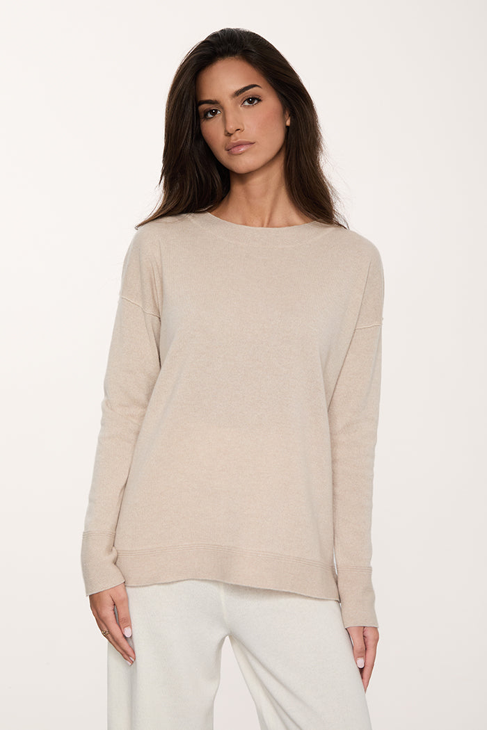 Maglione con scollo a barca e dettagli links su polsi e fondo realizzato in puro cashmere made in Italy.