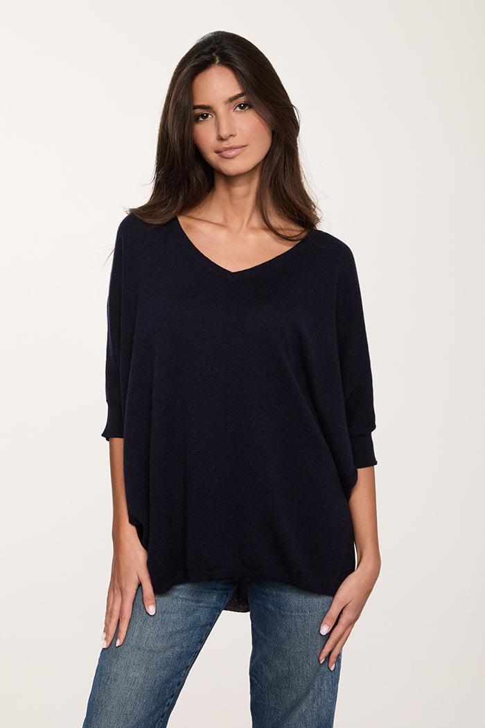 Maglione a V vestibilitĂ over in puro cashmere. Scollo a V manica corta e spacchetti laterali colore blu navy.