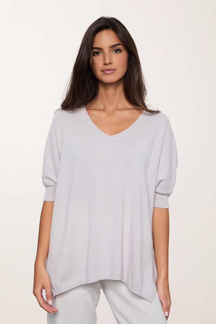 Maglione over con scollo a V e spacchetti laterali in puro cashmere colore ghiaccio.
