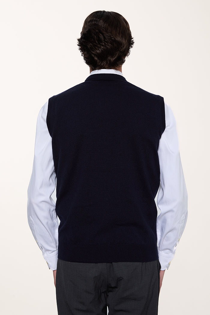 Dettaglio retro gilet girocollo in cashmere colore blu Navy.