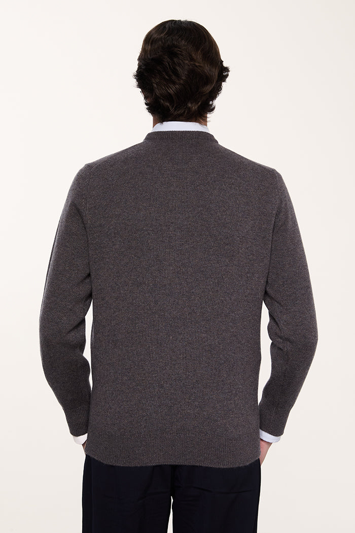 Dettaglio retro del maglione girocollo made in Italy in cashmere da uomo color tortora.