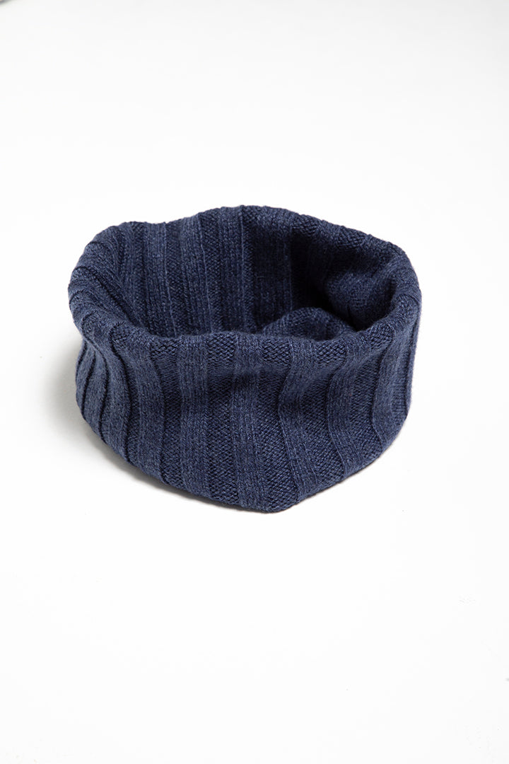 Scaldacollo a coste in puro cashmere colore avio.