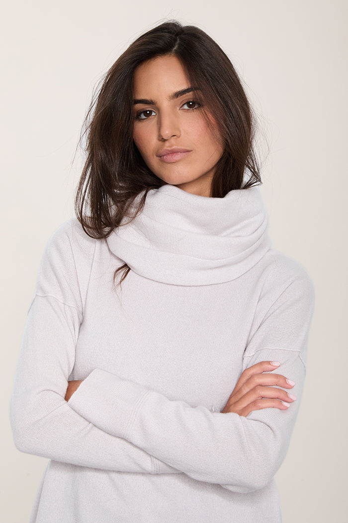 Morbida sciarpa ad anello donna in cashmere colore ghiaccio, accessorio made in Italy.