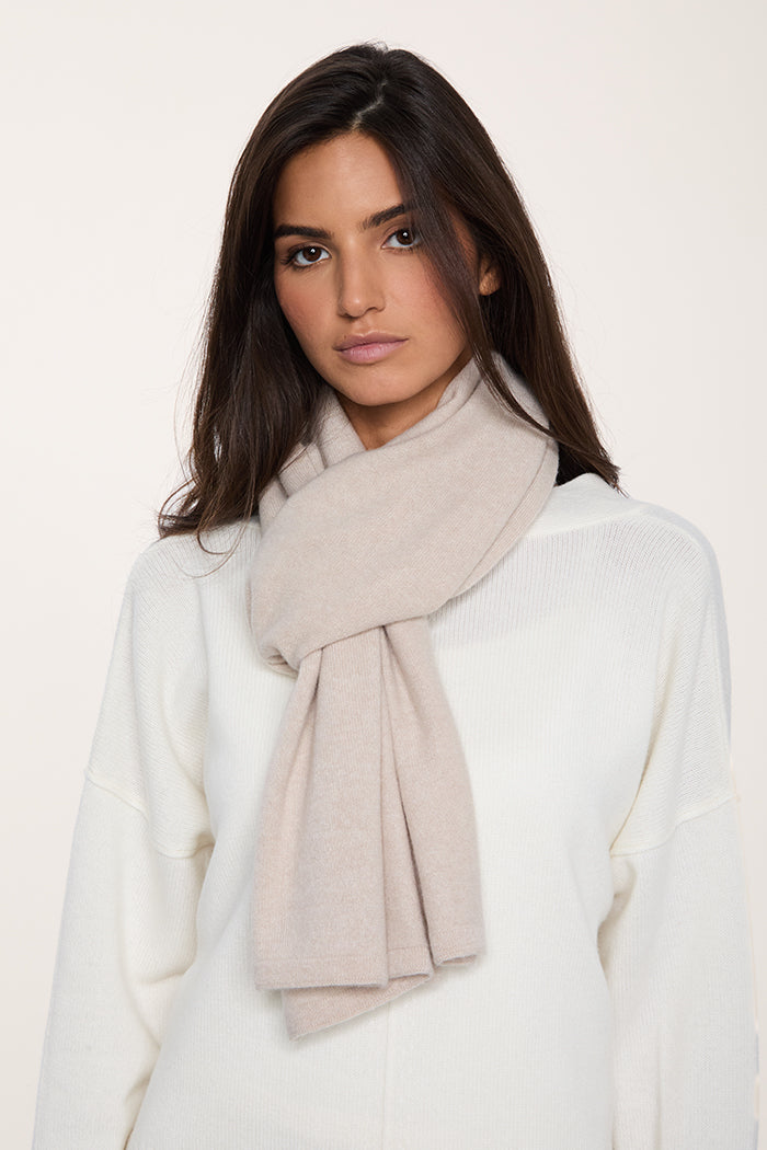 Sciarpa in puro cashmere donna made in Italy colore beige, dettaglio foto.