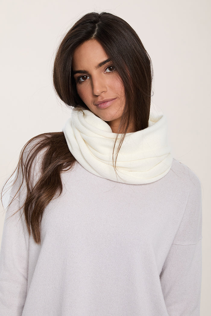 Sciarpa ad anello in puro cashmere made in Italy colore bianco.