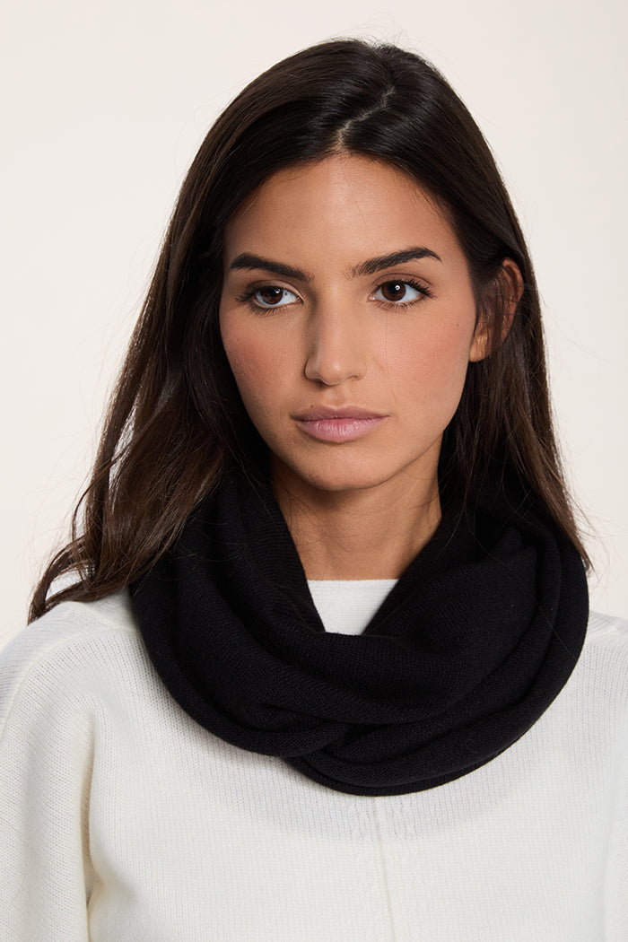 Sciarpa ad anello donna in puro cashmere colore nero.