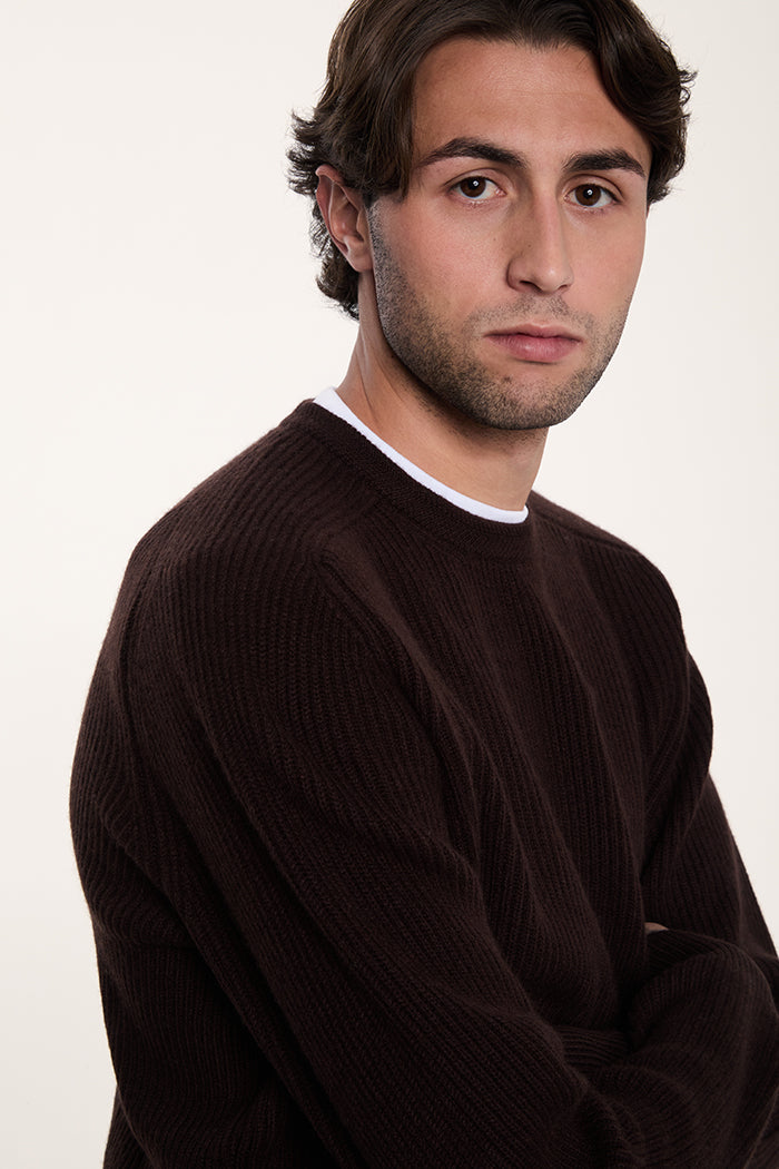 Maglione girocollo maglia inglese da uomo in puro cashmere colore marrone dettaglio