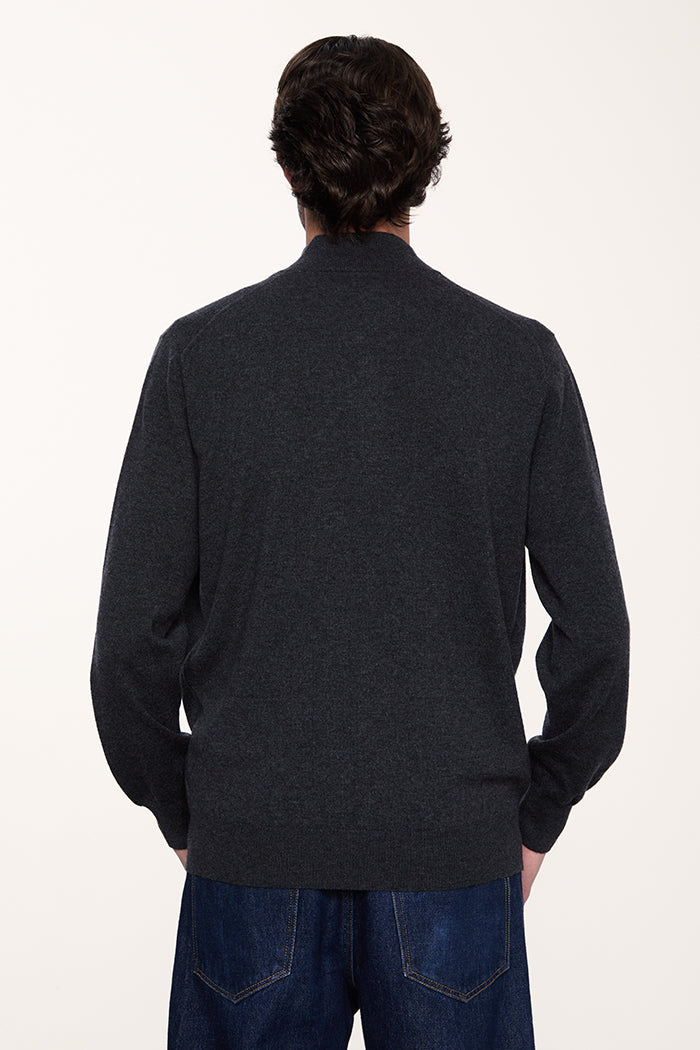 Maglione a lupetto con zip in puro cashmere da uomo, colore grigio antracite, prodotto Made in Italy.