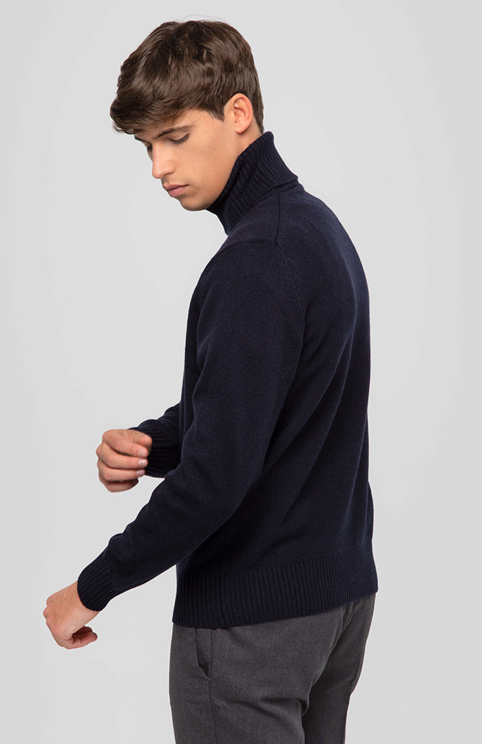 Dettaglio laterale dolcevita da uomo doppio filo di puro cashmere.