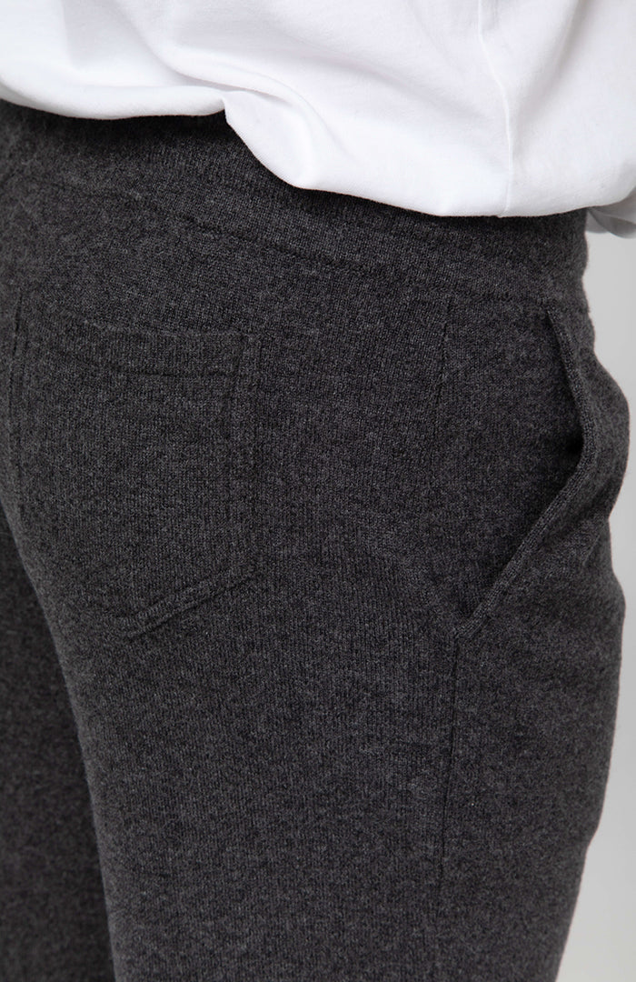 Dettaglio tasca laterale pantalone sportivo 100% cashmere.