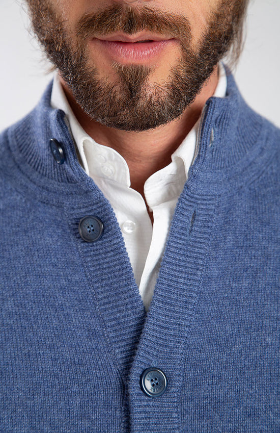 Cardigan doppio filo 100% cashmere con bottoni, color jeans, dettaglio collo e bottoni.