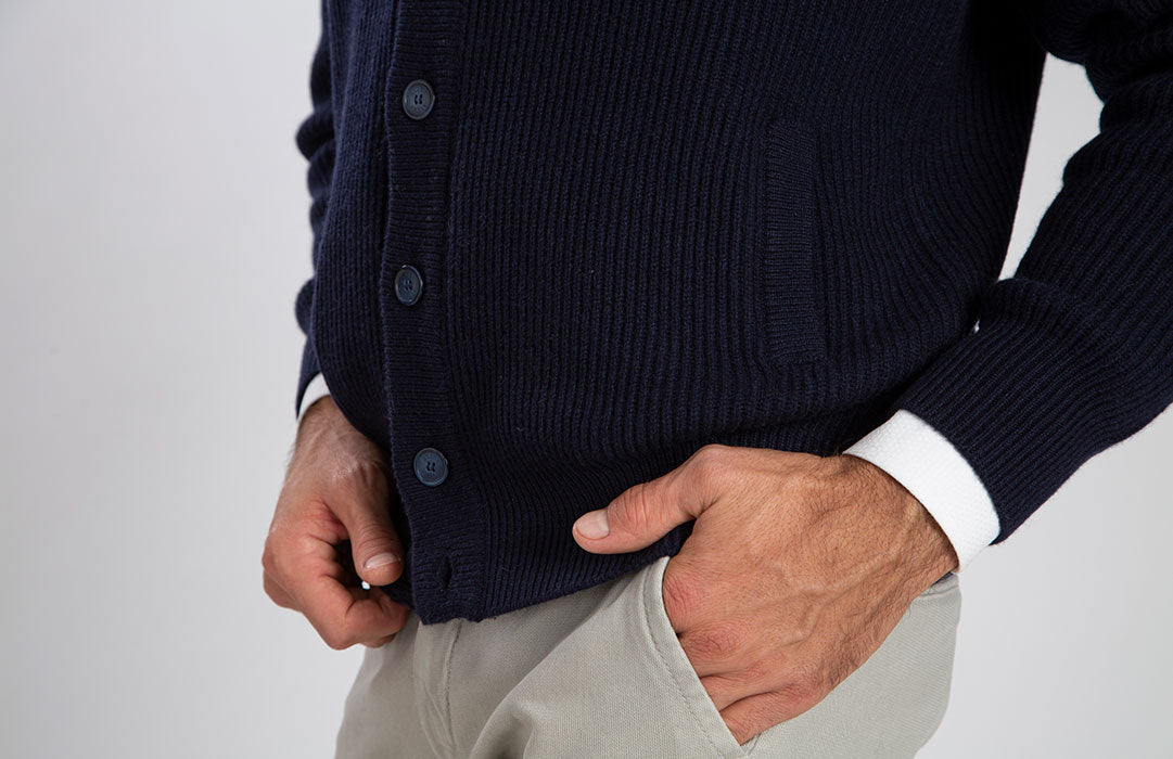 Cardigan maglia inglese con bottoni in puro cashmere color blu navy, dettaglio texture, bottoni e tasche.