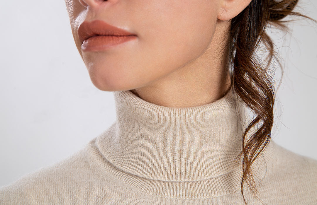 Dolcevita avorio in puro cashmere, dettaglio collo.