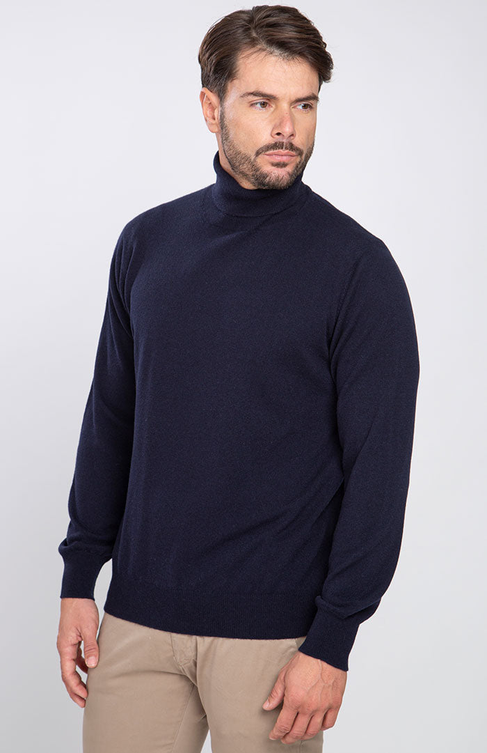 Dolcevita in puro cashmere color blu navy, profilo.