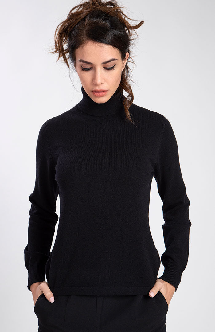 Dolcevita in puro cashmere color nero, davanti.