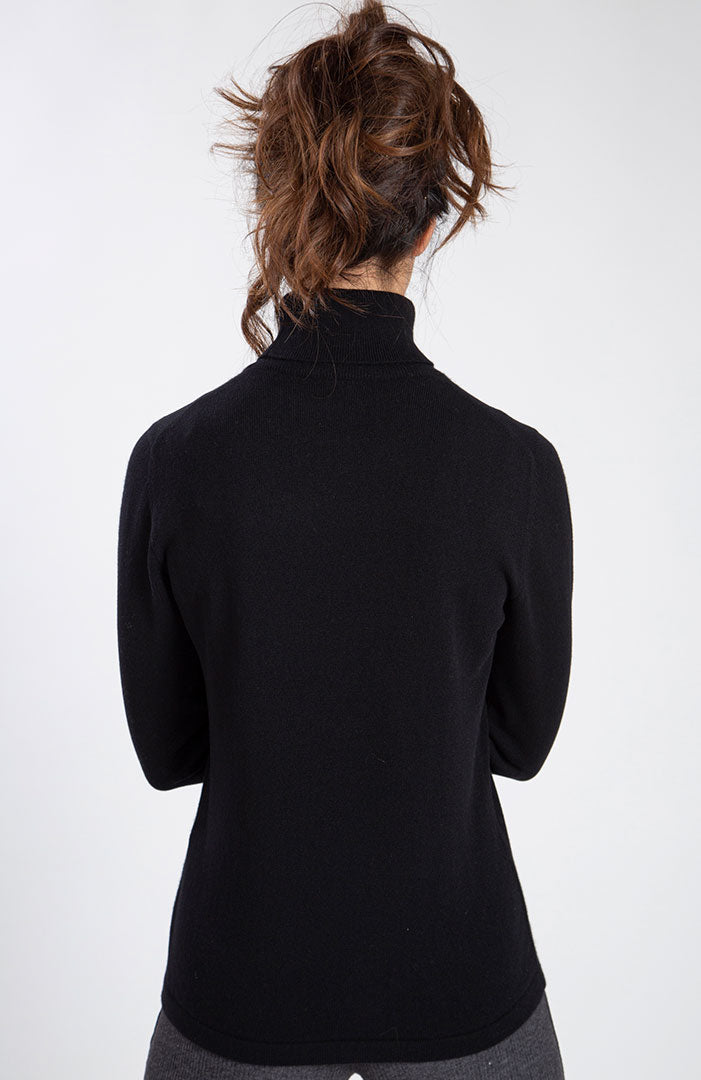 Dolcevita in puro  cashmere color nero, dietro.