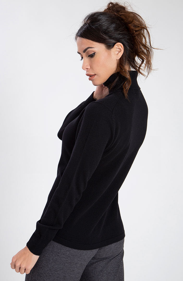 Dolcevita in puro cashmere nero, profilo.