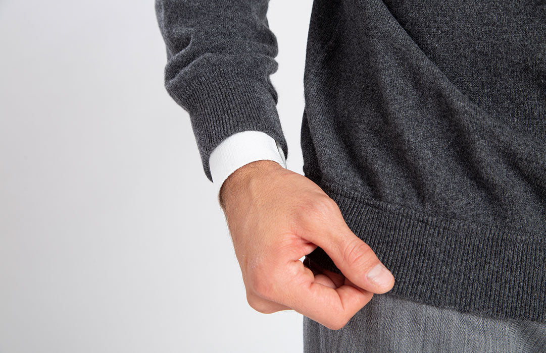 Felpa girocollo color antracite in 100% cashmere, dettaglio polso e fondo.