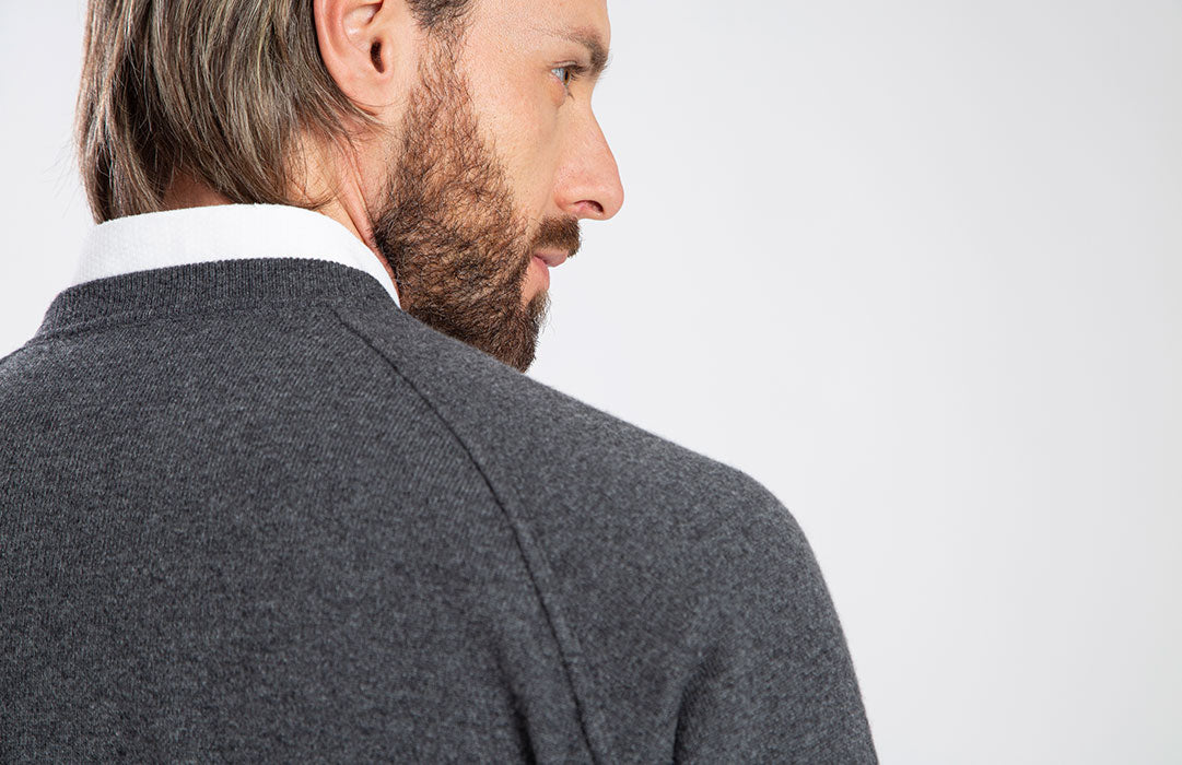 Felpa girocollo 100% cashmere color antracite, dettaglio spalla dietro.