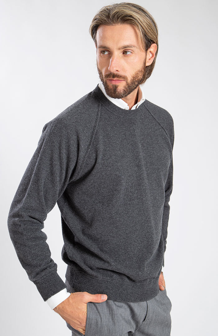 Felpa girocollo 100% cashmere, color antracite, profilo.