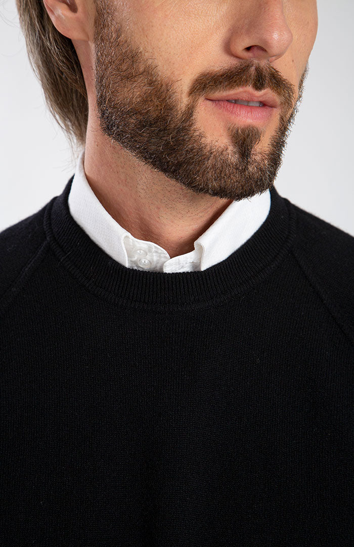 Felpa girocollo in puro cashmere, color nero, dettaglio collo.