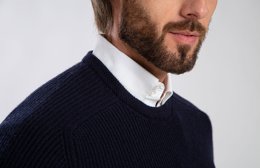 Girocollo maglia inglese in puro cashmere color blu navy, dettaglio collo.