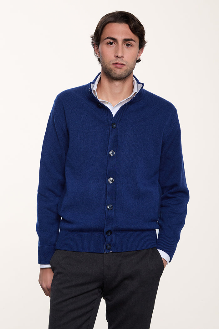 Cardigan con bottoni doppio filo cashmere da uomo colore blu chiaro.