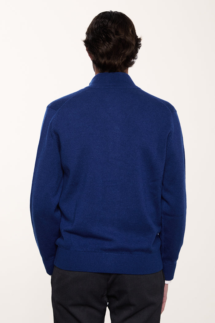 Dettaglio retro cardigan uomo in puro cashmere doppio filo.