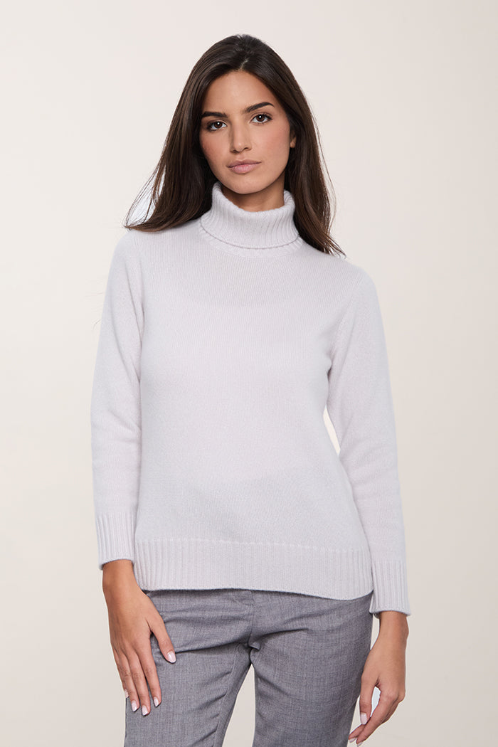 Maglione da donna a collo alto made in Italy in cashmere colore ghiaccio.