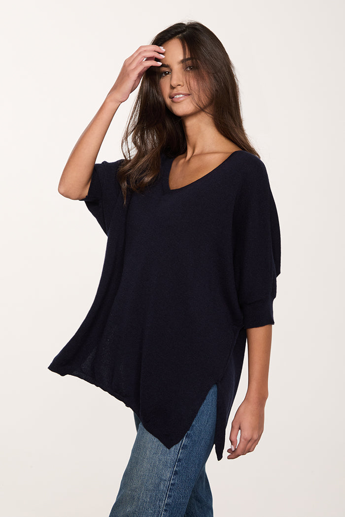 Dettaglio laterale maglione da donna con scollo a V e spacchetti laterali in puro cashmere colore blu navy.