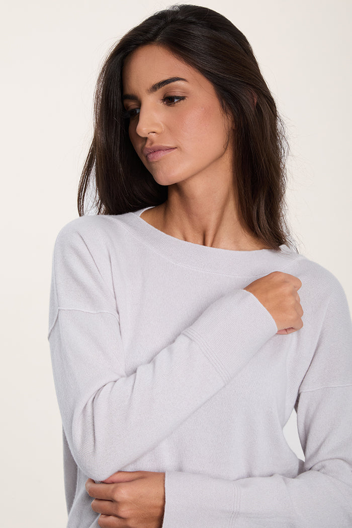 Dettaglio maglione con scollo a barca in puro cashmere Made in Italy donna.