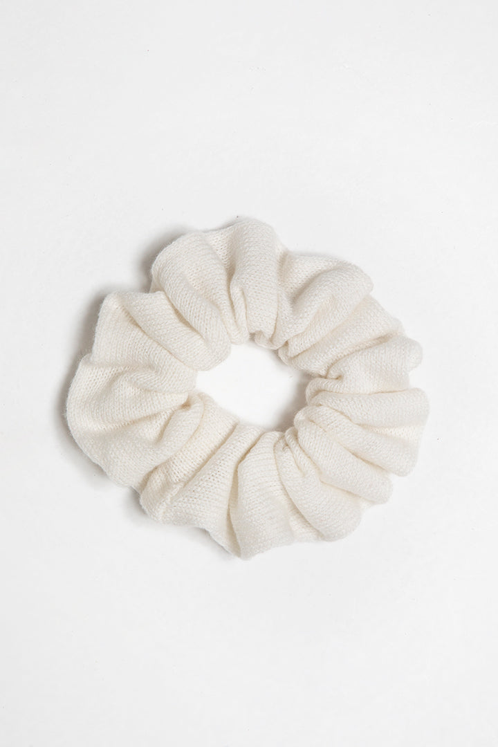 Accessorio per capelli in puro e morbido cashmere colore bianco.