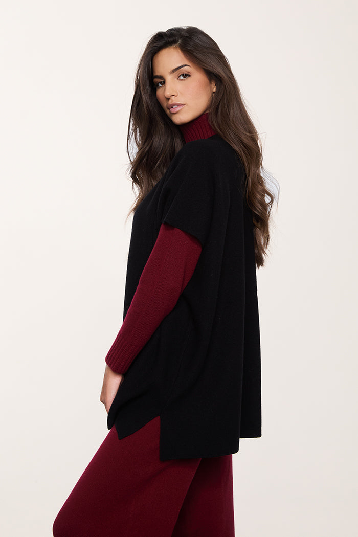 Gilet da donna in cashmere colore nero con spacchetti laterali, vestibilità morbida qualità Made in Italy.