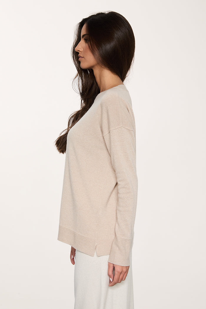 Foto dettaglio laterale del maglione in cashmere con scollo a barca e spacchetti sul fondo.