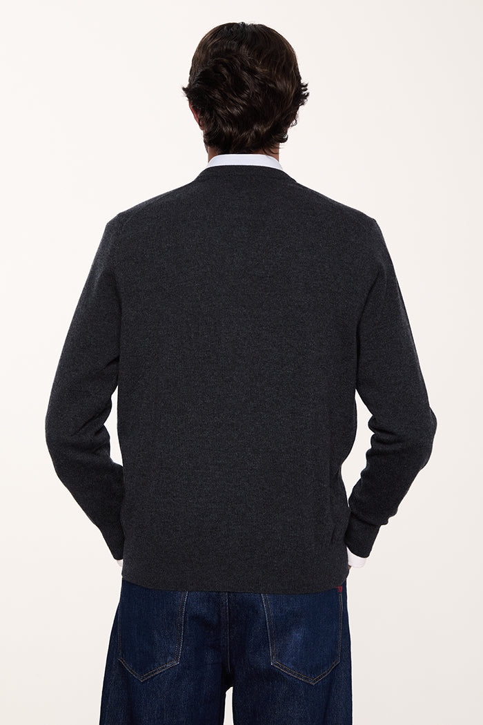 Dettaglio maglione con scollo a V da uomo in puro cashmere colore grigio antracite, maglieria Made in Italy.