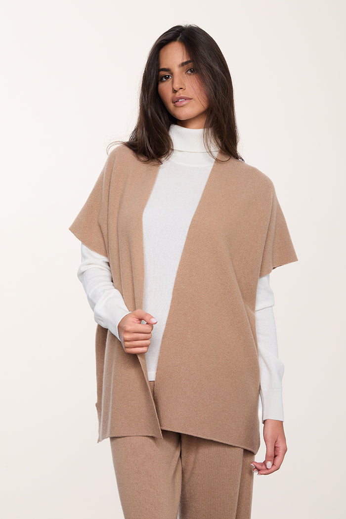 Gilet aperto in puro cashmere colore cammello. Made in Italy.
