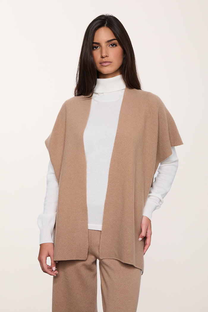 Gilet in cashmere colore cammello. Vestibilità morbida qualità Made in Italy.